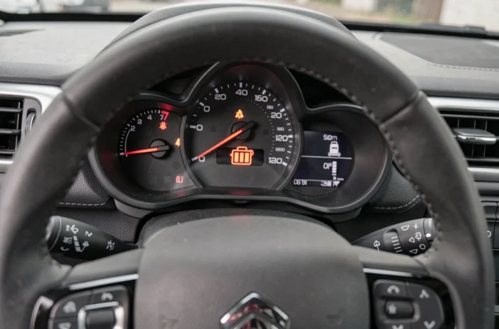 Voyant batterie rouge allumé sur le tableau de bord d'une Citroën C3