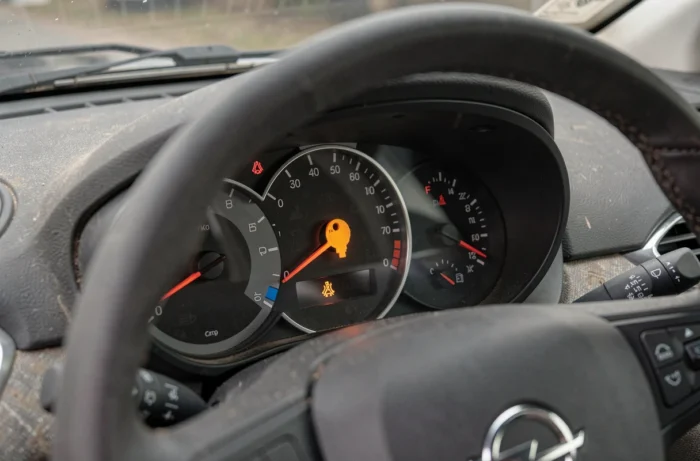 Voyant clé orange allumé sur le tableau de bord d'une Opel Corsa vu depuis le siège conducteur